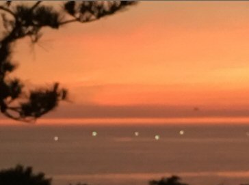 日本海の夕焼けとイカ釣り漁船